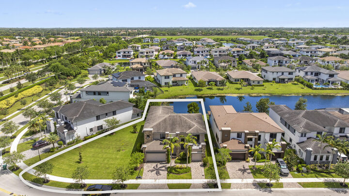 Property Photo:  10432 N Lago Vista Circle  FL 33076 
