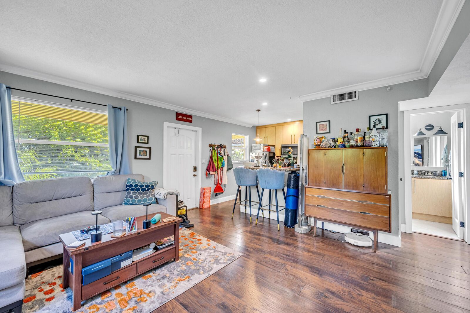Property Photo:  811 NE 14th Place 10  FL 33304 
