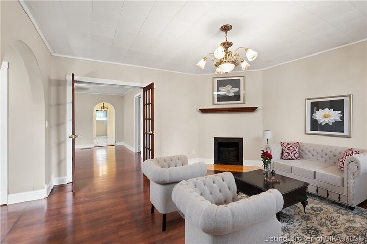 Property Photo: 1924 E Spring Street IN 47150