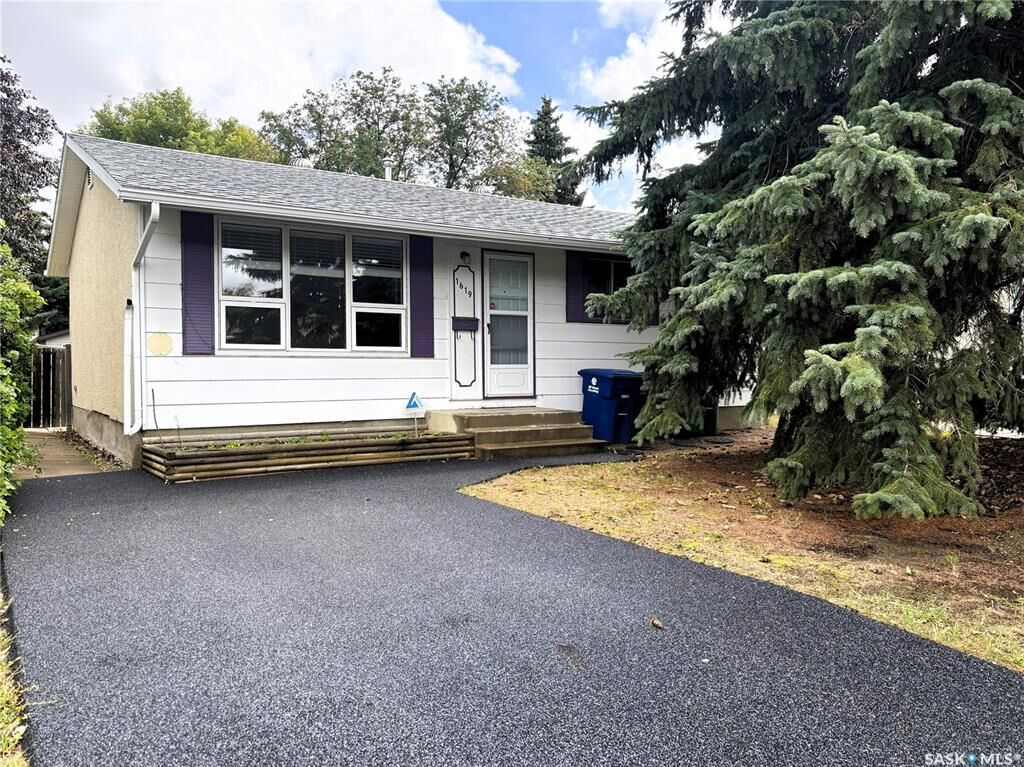 Property Photo:  1619 Vickies Avenue  SK S7N 2P2 