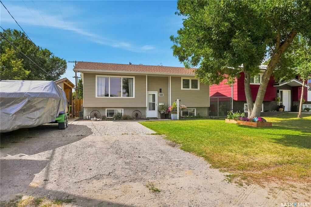 Property Photo:  130 6th Street  SK S0G 3Z0 