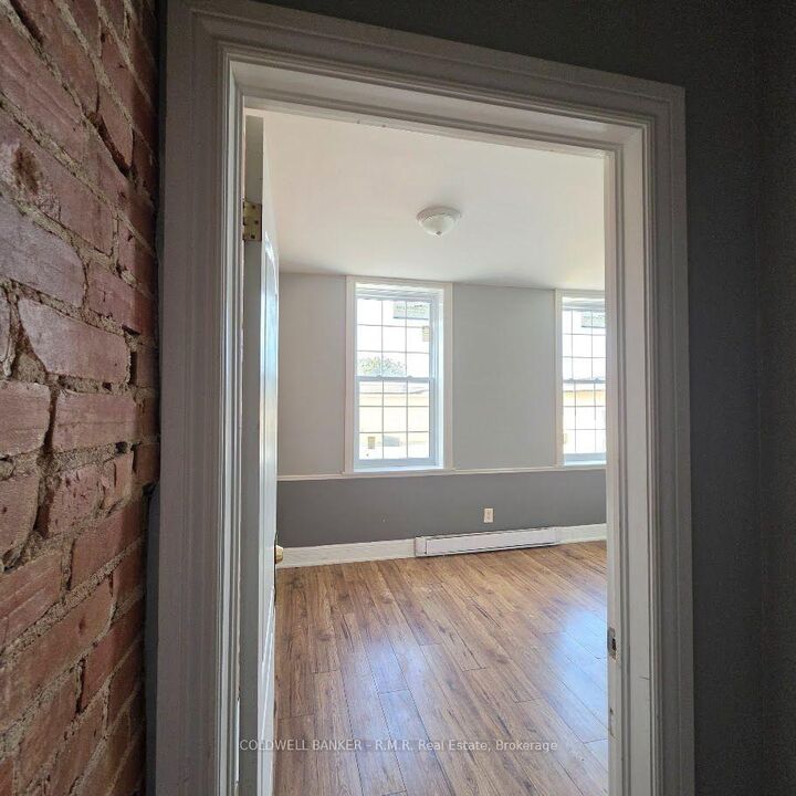 Property Photo:  47 William Street N 2  ON K9V 3Z9 