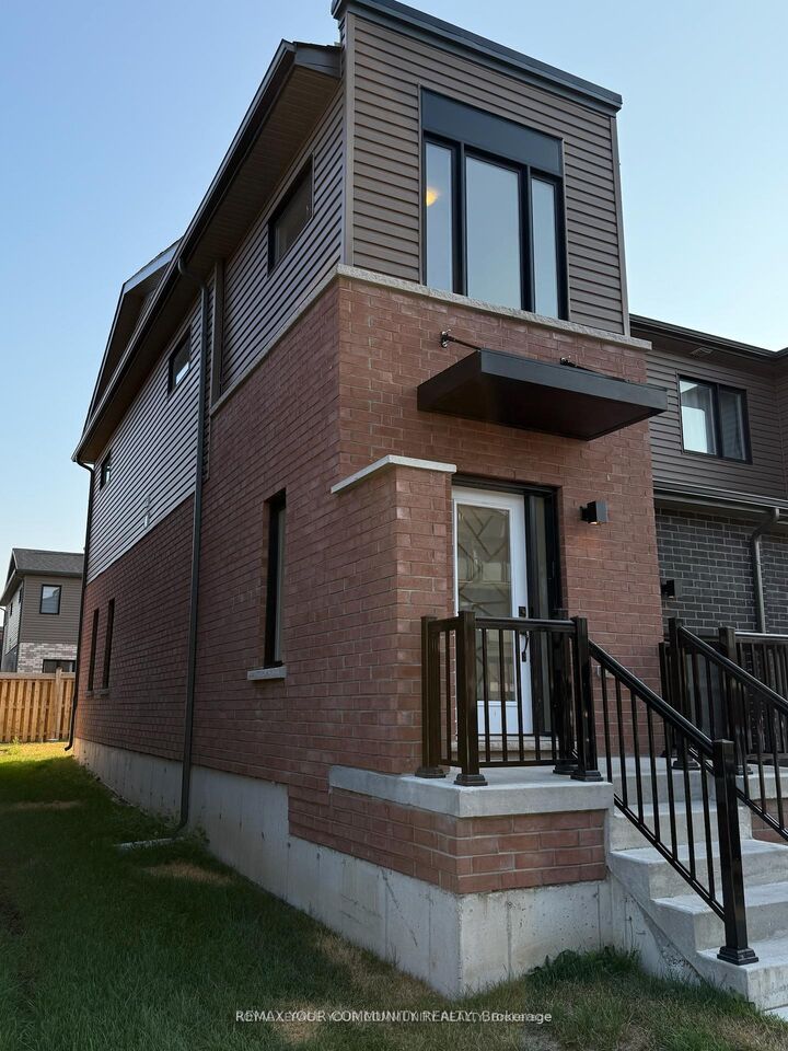 Property Photo:  141 Turnberry Lane  ON L9J 0M4 