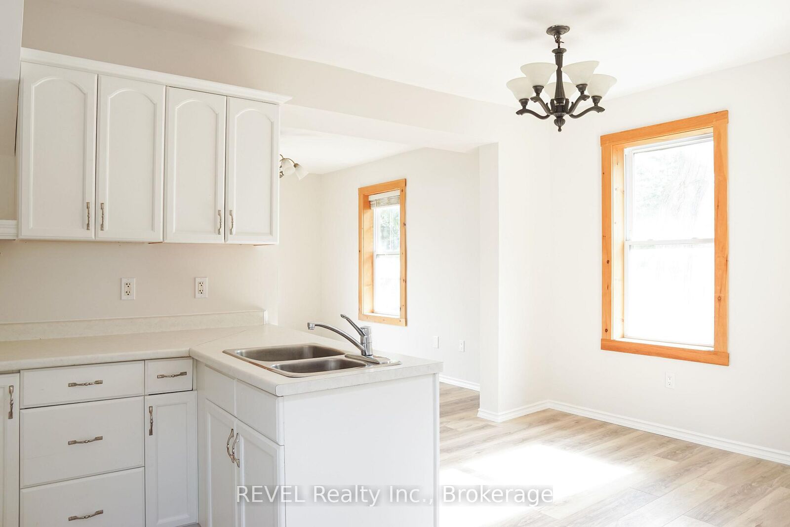 Property Photo:  387 Glendale Avenue  ON L2T 1C3 