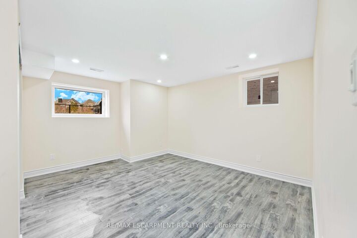 Photo de la propriété:  307 Hinton Terrace Bsmnt  ON L9E 1C8 