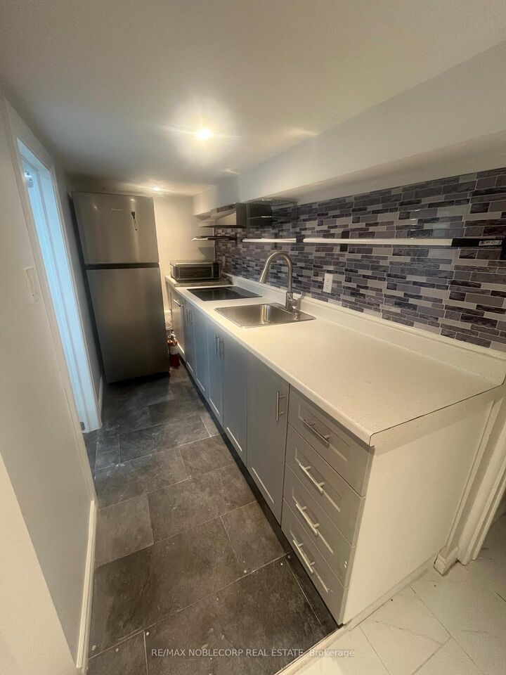 Photo de la propriété:  20 Payzac Avenue  ON M1E 2W7 