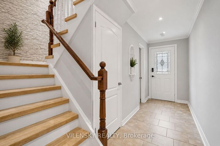 Property Photo: 14 Poplar Crescent 19 ON L4G 3L3