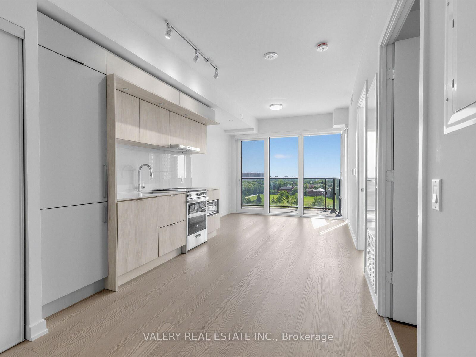 Property Photo:  448 Burnhamthorpe Road W 516  ON L5B 0R4 