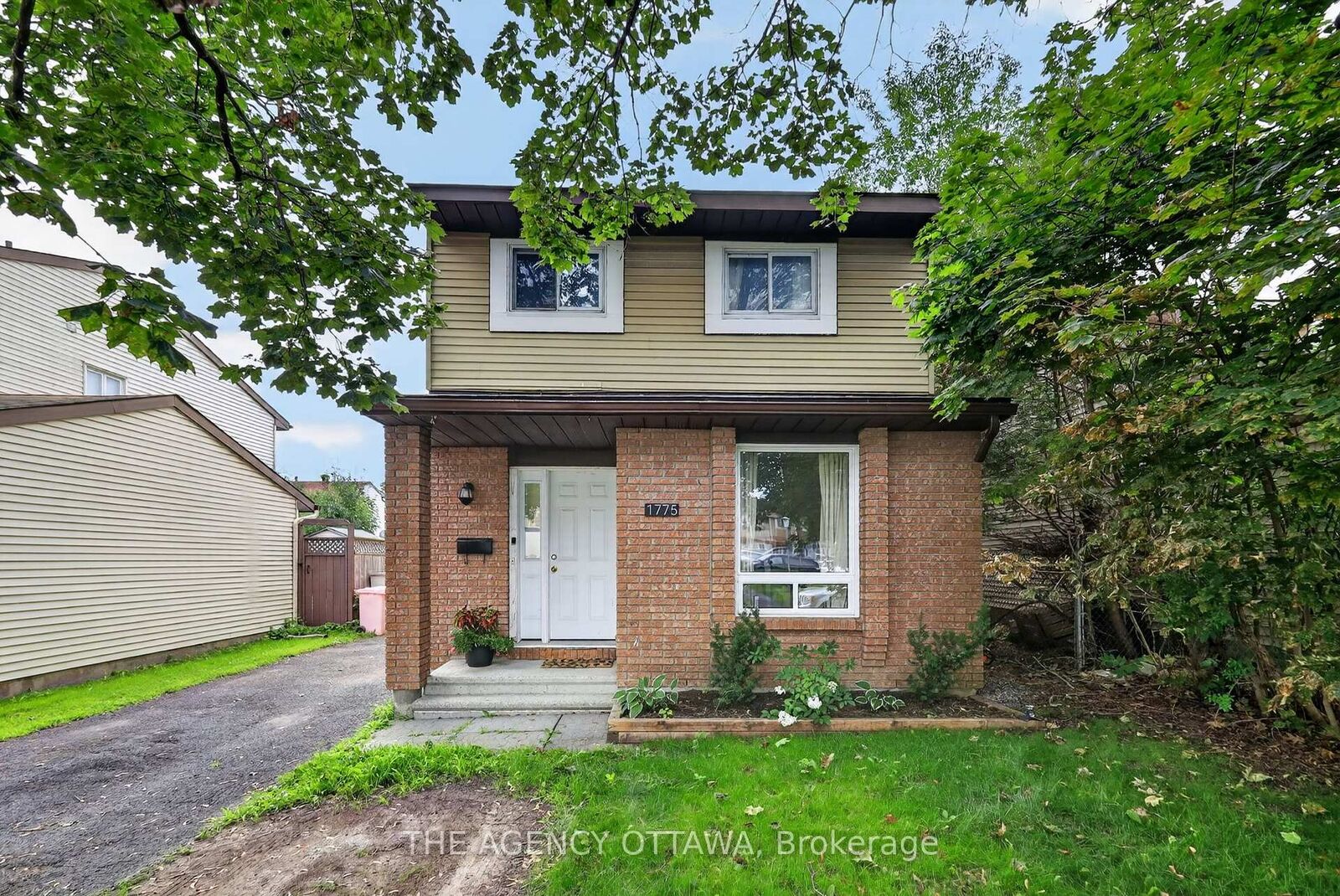 Property Photo: 1775 Stonehenge Crescent ON K1B 5K3