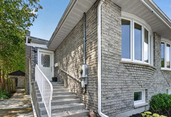 Property Photo:  1696 Applewood Crescent  ON K9K 1N4 