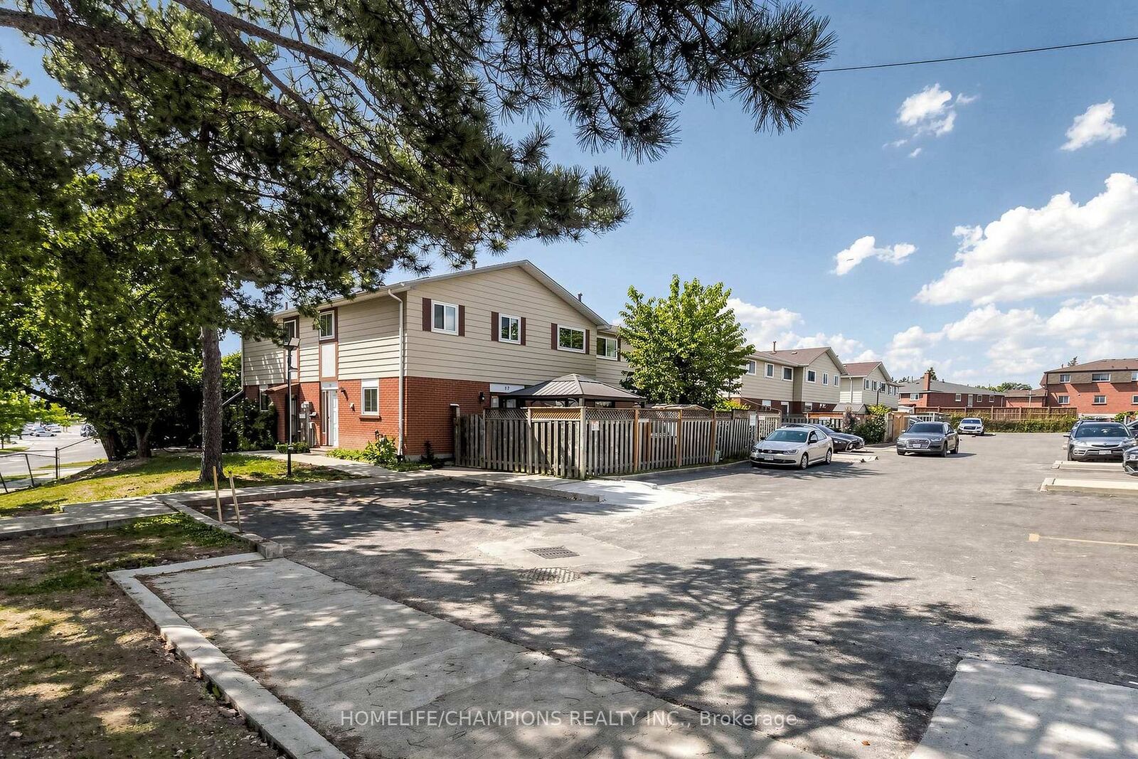 Property Photo: 18 San Vito Way 18 ON M3L 2G8