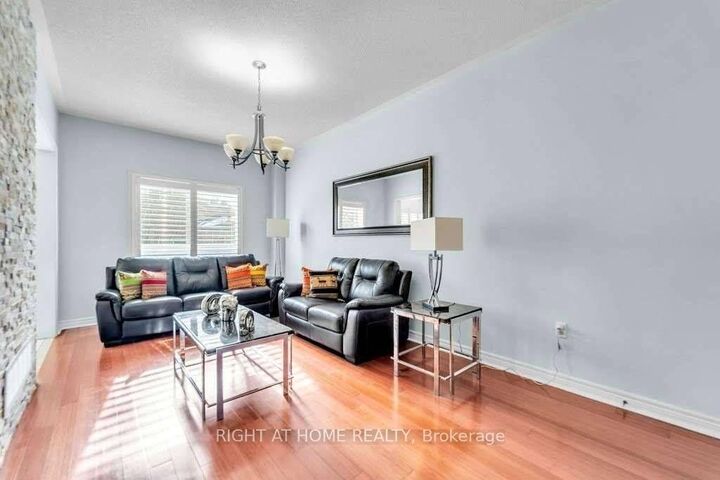 Photo de la propriété: 558 Legresley Lane ON L3Y 8R6