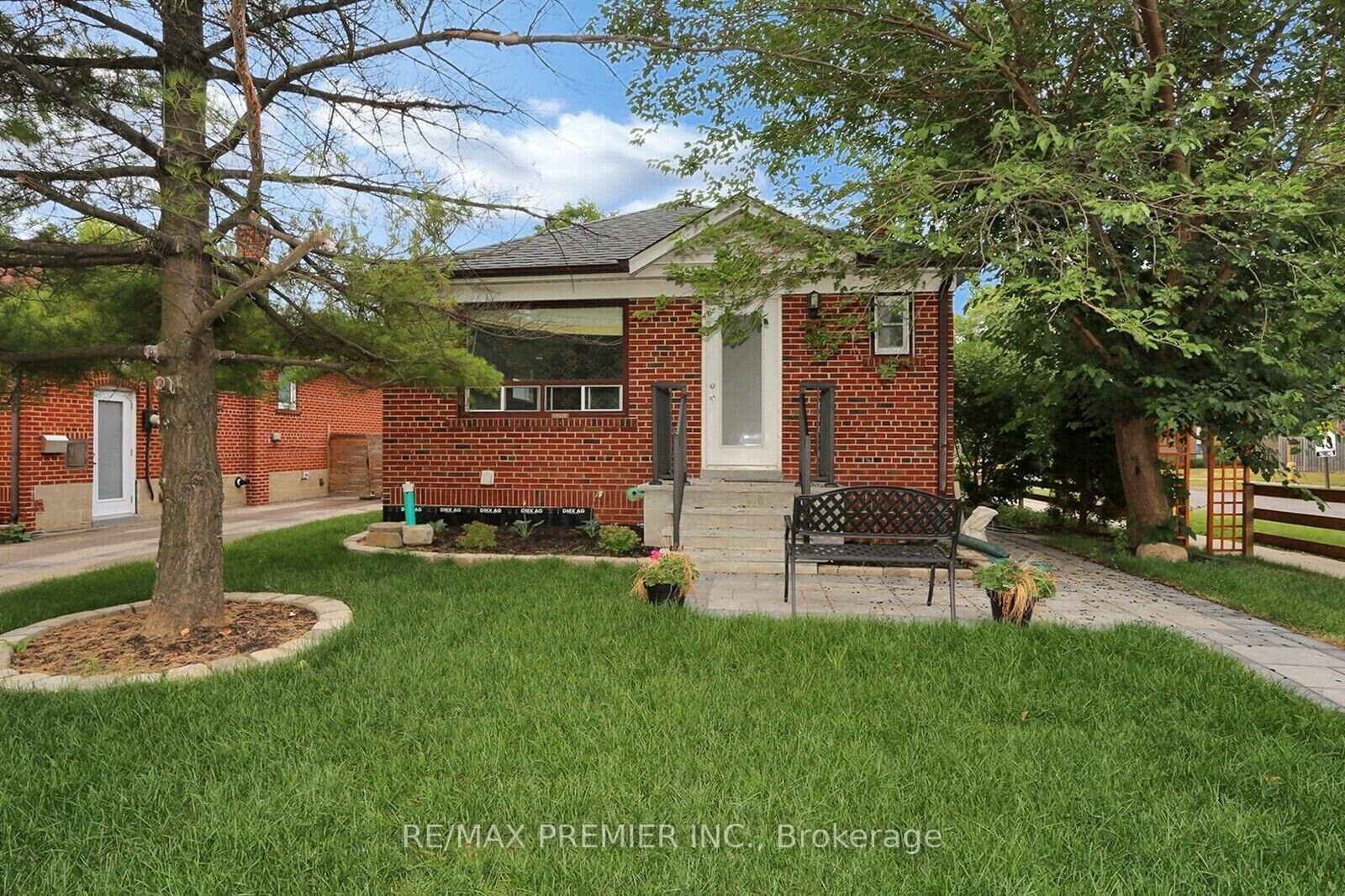 Property Photo:  37 Silvercrest Avenue Upper  ON M8W 2S3 