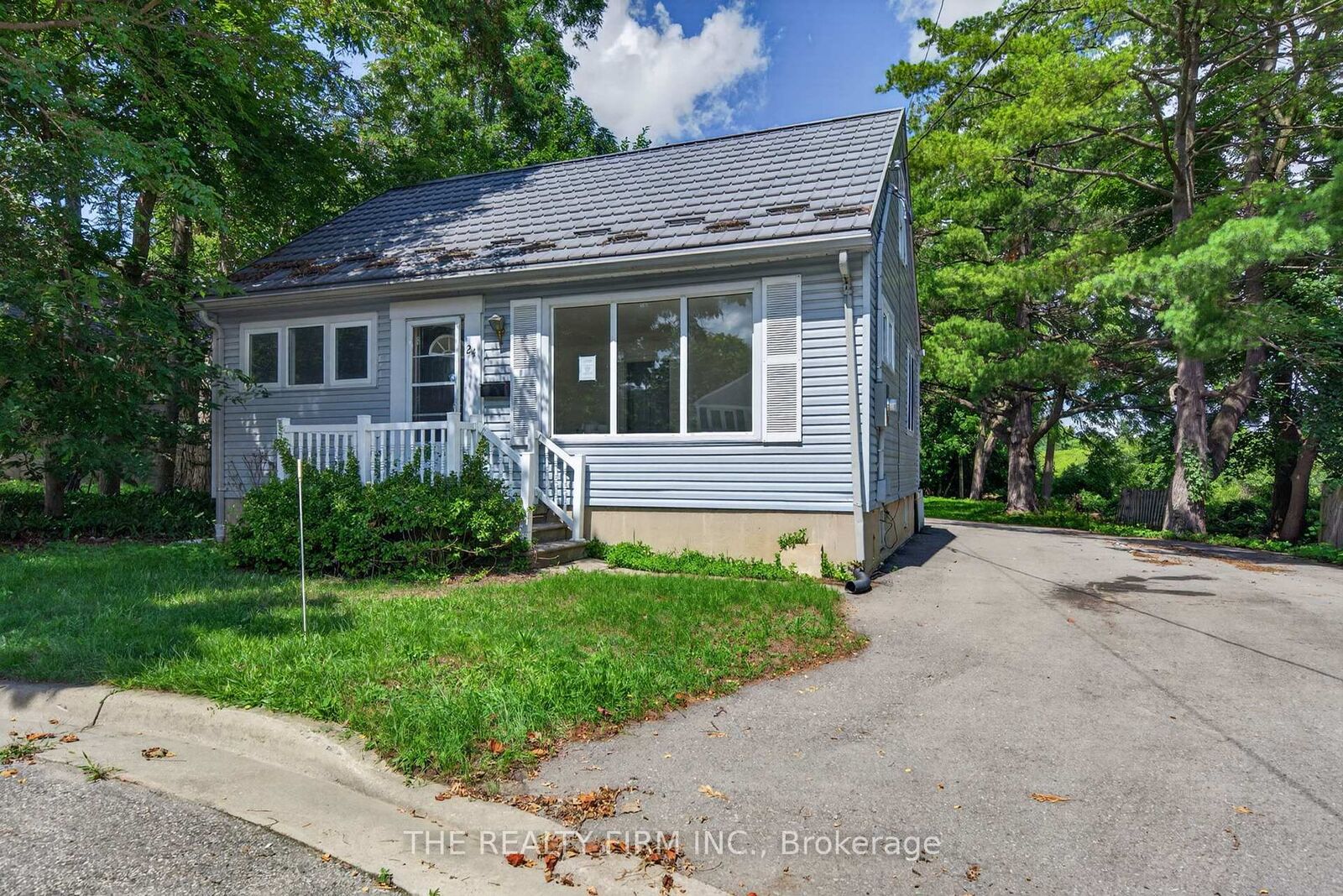 Property Photo:  24 Fairview Court  ON N6C 2C5 