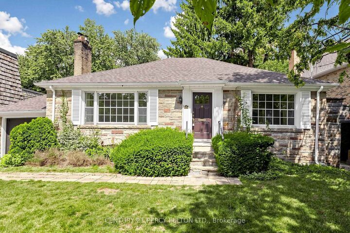 Photo de la propriété:  50 Plymbridge Road  ON M2P 1A3 