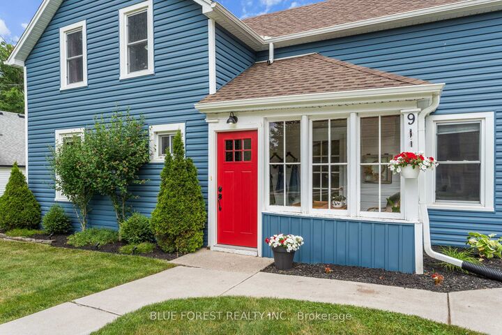 Property Photo:  9 Union Street E  ON N0M 1B0 