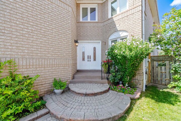 Property Photo: 5540 Prosper Court ON L5V 2E5