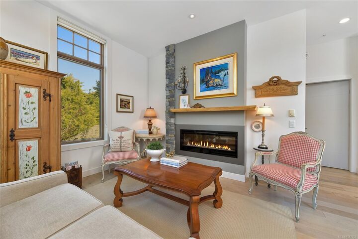 Property Photo: 2580 Penrhyn St #301 BC V8N 1G3
