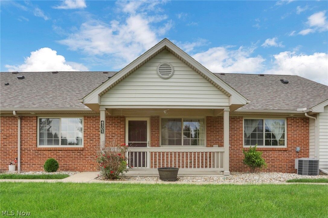 Property Photo:  4305 E Strattford Circle E  OH 43701 