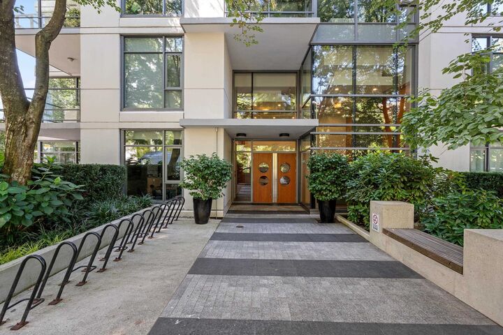 135 W 2nd Street 205 — photo 1