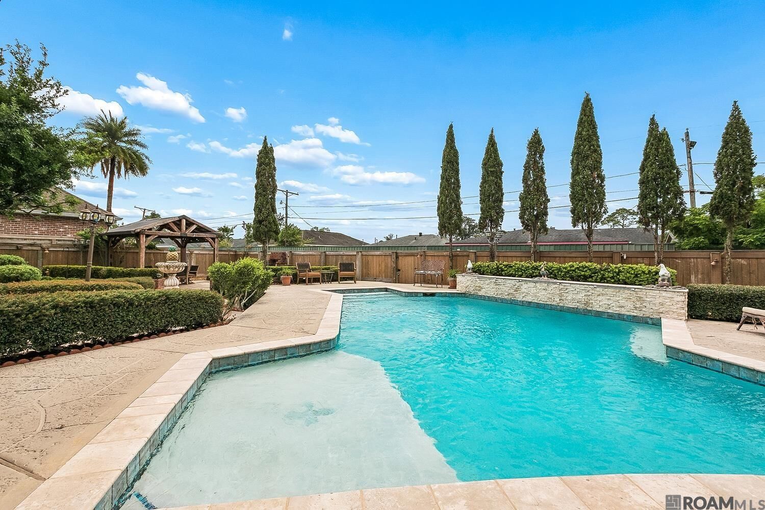 Property Photo: 311 Riverwood Dr LA 70087