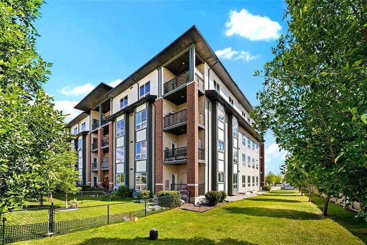 Property Photo: 10 Hill Grove Point MB R3Y 0V6