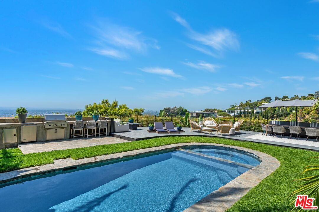Property Photo: 1501 Viewsite Ter CA 90069