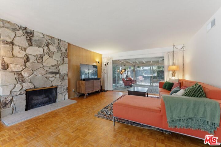 Property Photo: 18914 Malden St CA 91324