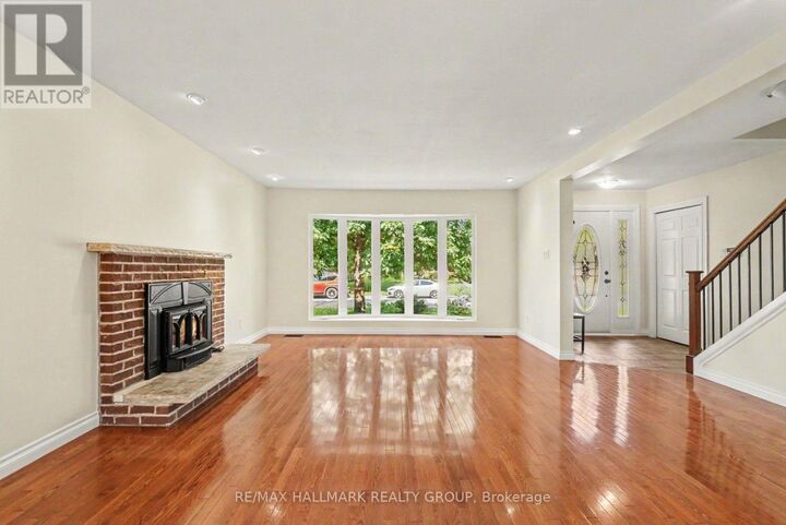 Property Photo:  10 Woodview Crescent  ON K1B 3A9 