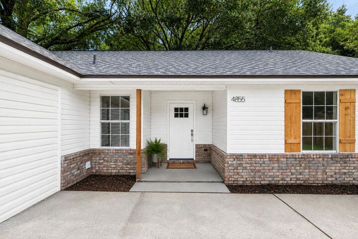 Property Photo: 4855 Kensington Lane FL 32539