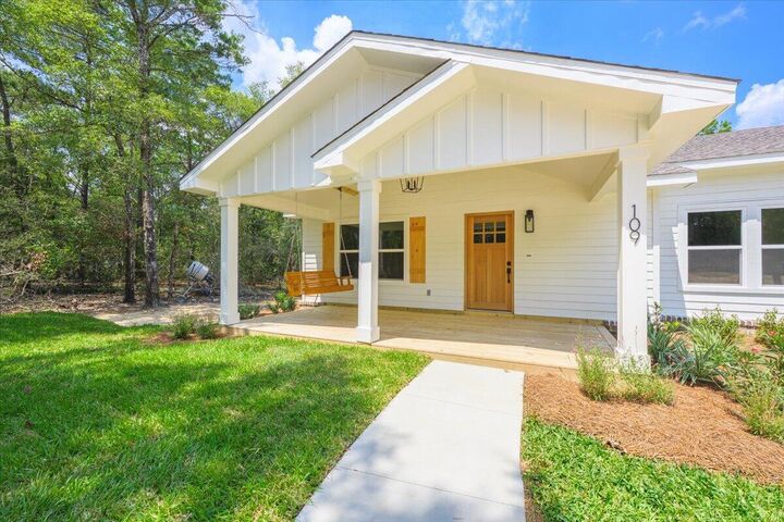 Property Photo: 109 Spring Hill Road FL 32433
