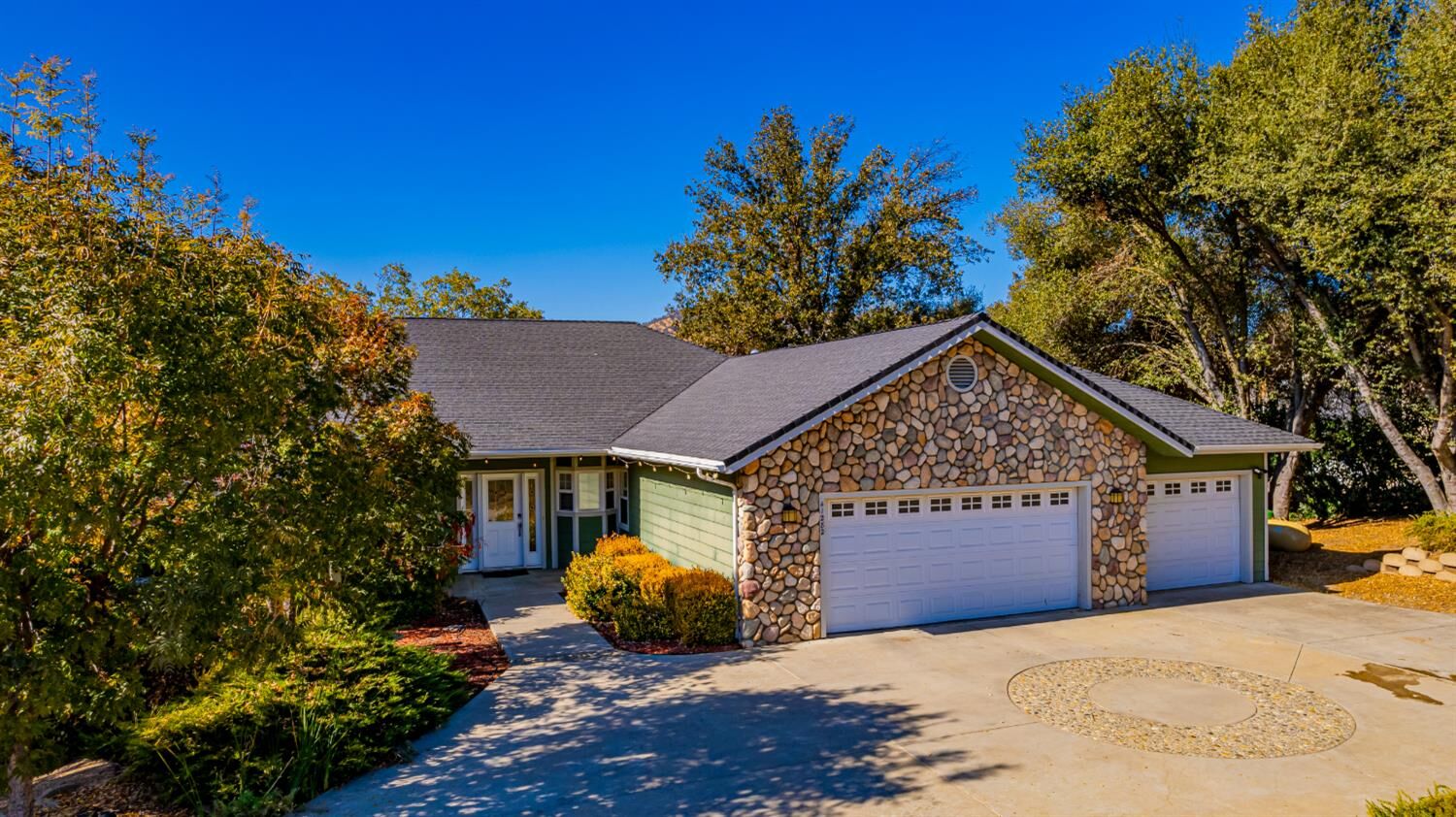 Property Photo: 41282 Singing Hills Circle CA 93601