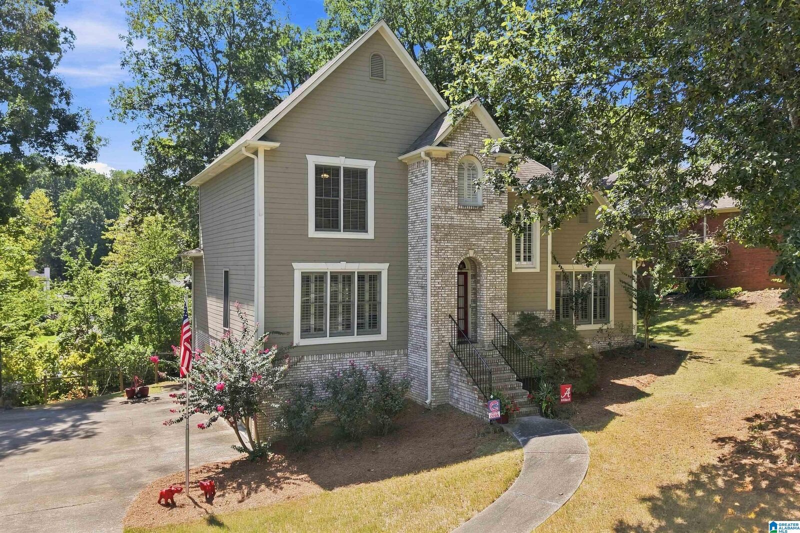 Property Photo: 1913 Valewood Circle AL 35244