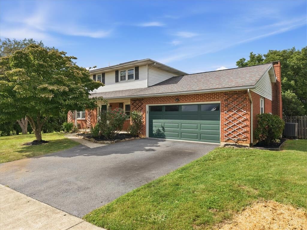 Property Photo: 1925 Belleview Drive PA 18052