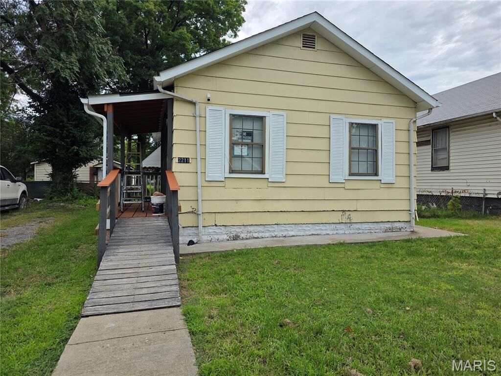 Property Photo:  2211 E 24th Street  IL 62040 