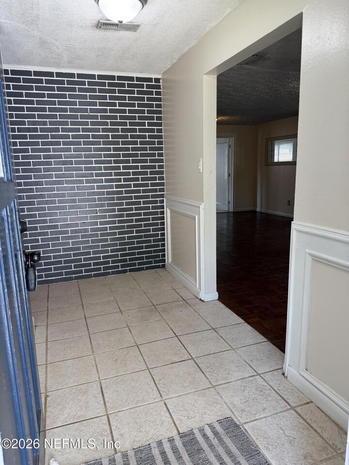 Property Photo: 5143 Camellia Circle S FL 32207