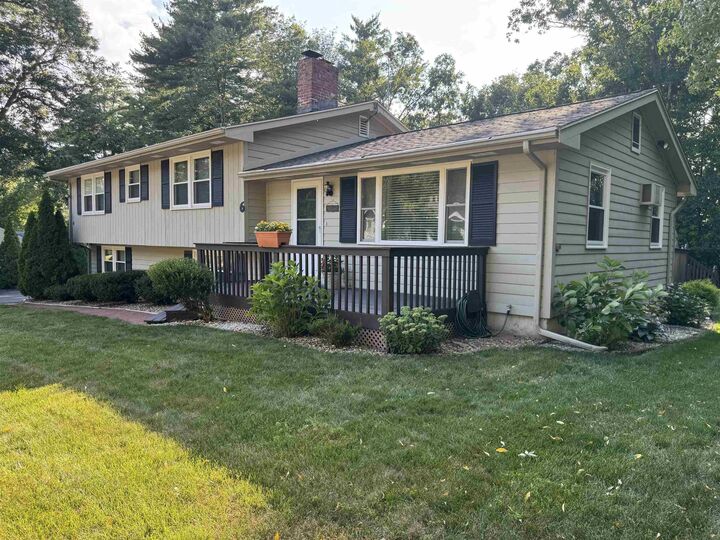 Property Photo:  6 Quincy Lane  NH 03054 