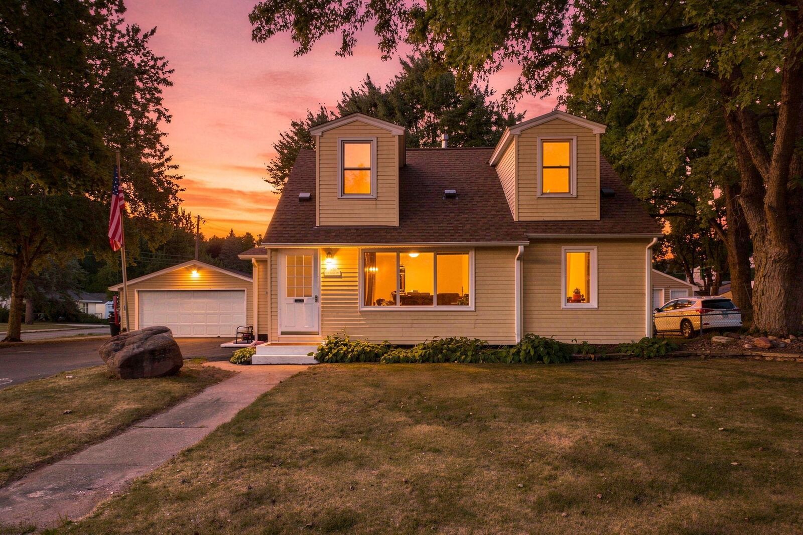 Property Photo: 1474 Burke Avenue E MN 55109