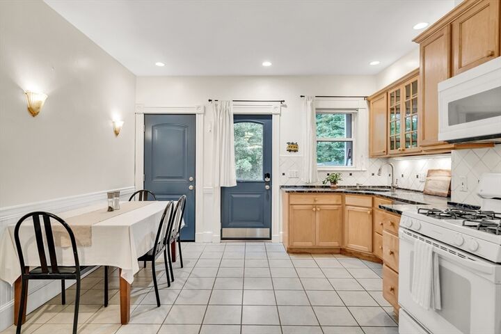 Property Photo:  124 Chestnut St 1  MA 02445 