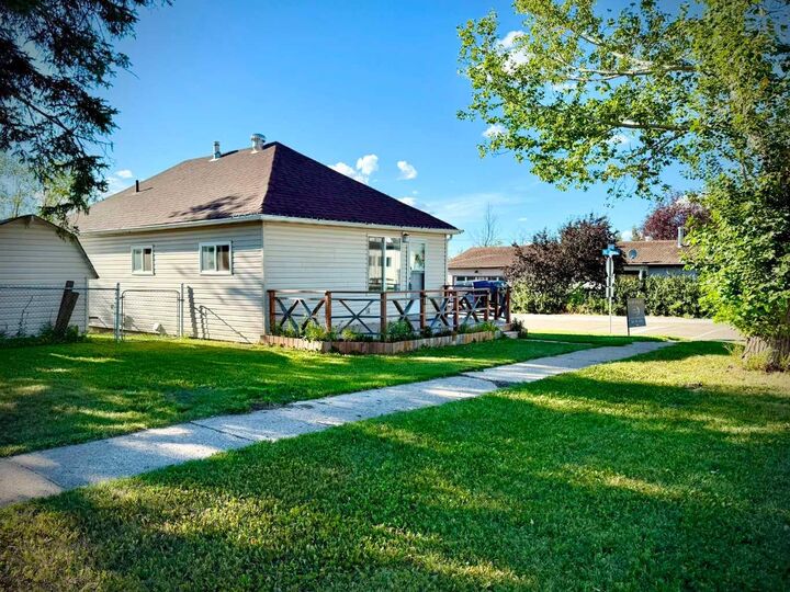 Property Photo:  9732 100 Street  AB T0H 3S0 