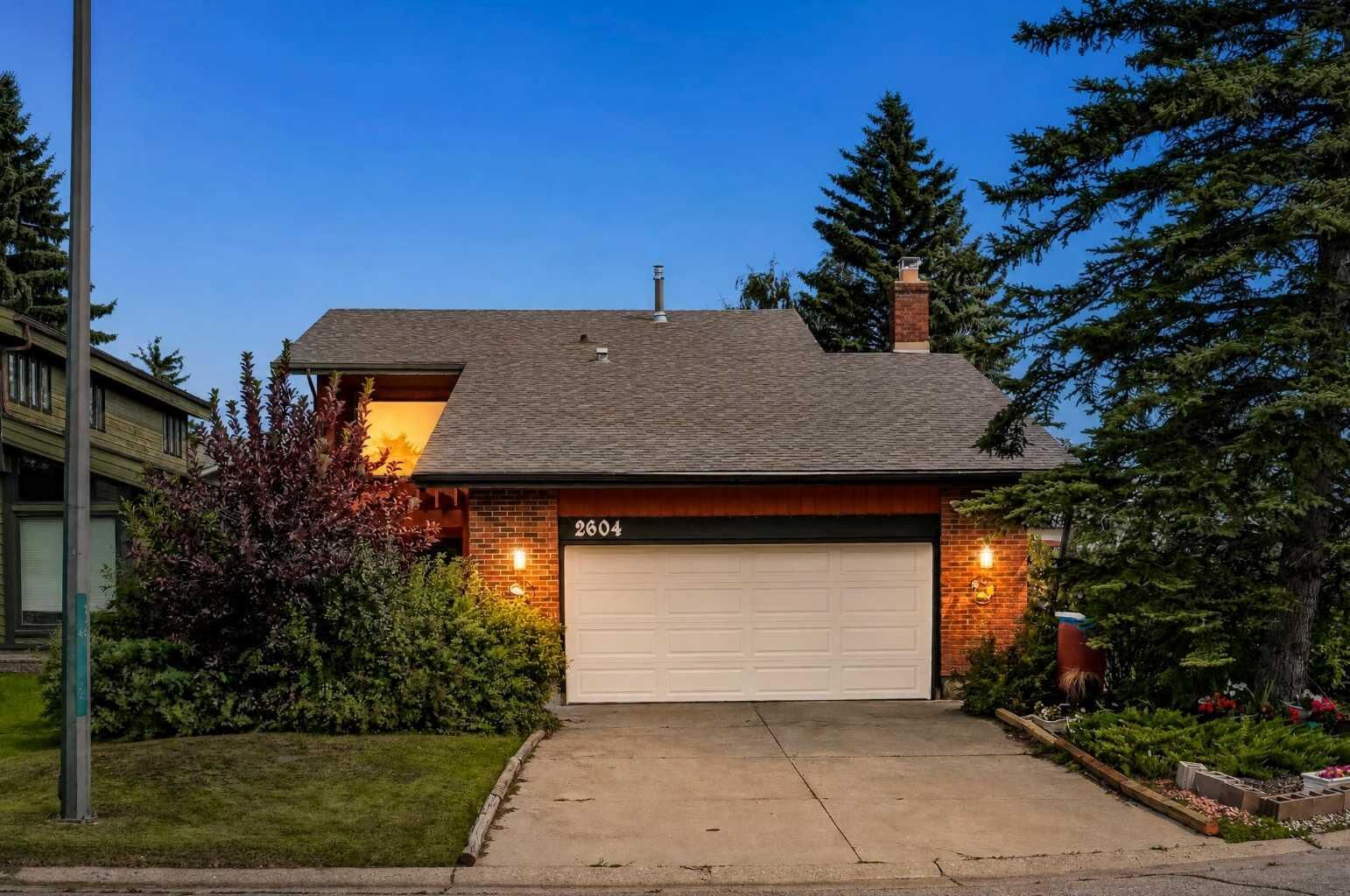 Property Photo:  2604 Deer Side Drive SE  AB T2J 6A3 