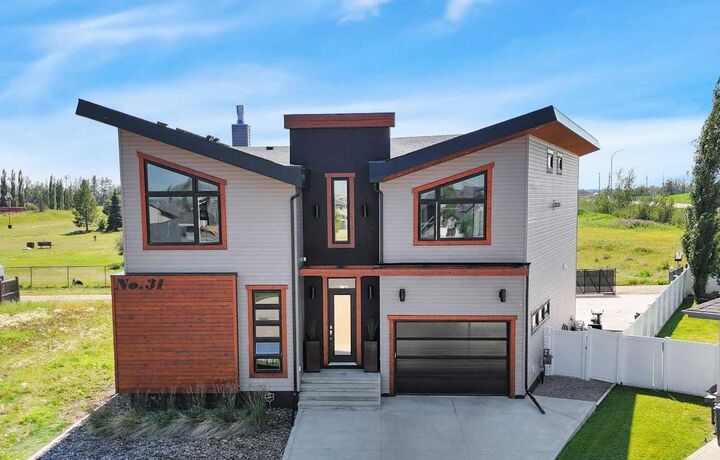 31 Leaside Crescent — photo 1