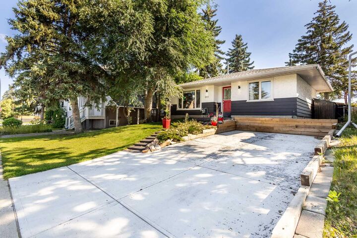 Property Photo:  809 68 Avenue SW  AB T2V 0N5 