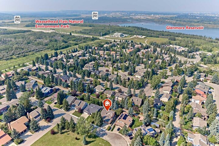 Property Photo: 48 Oakmount Way SW AB T2V 4Y1