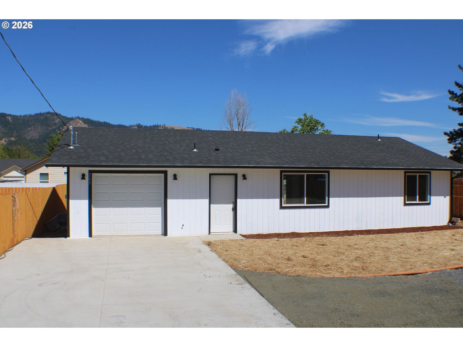 Property Photo: 203 Henry St OR 97457