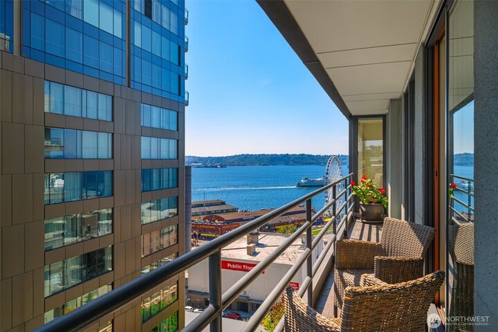 Property Photo:  98  Union Street 909  WA 98101 