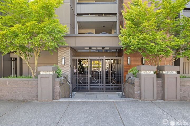 Property Photo:  827  Lake Street S 207  WA 98033 