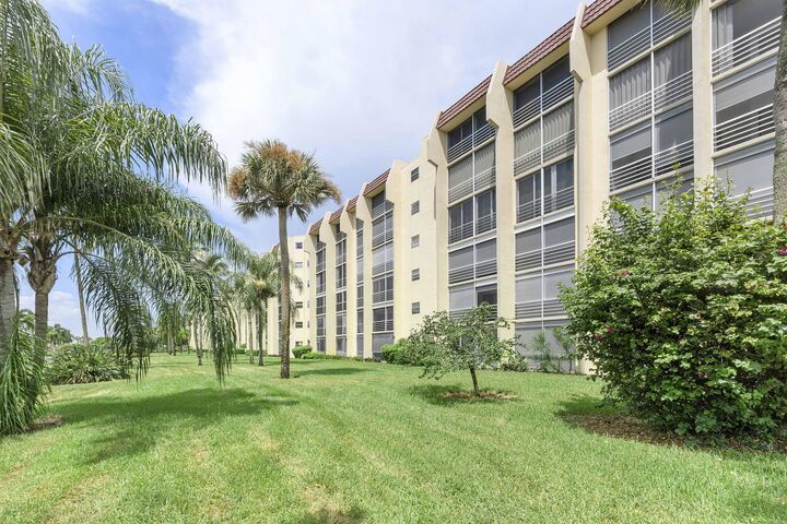 Property Photo:  3590 Via Poinciana 107  FL 33467 