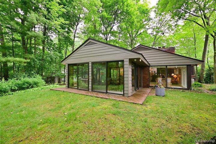 Property Photo: 3310 Dogwood Court MI 48304