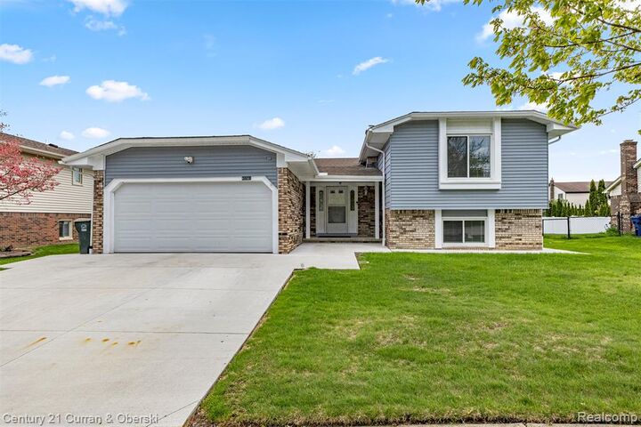 Property Photo: 45561 Edgewood Court MI 48187